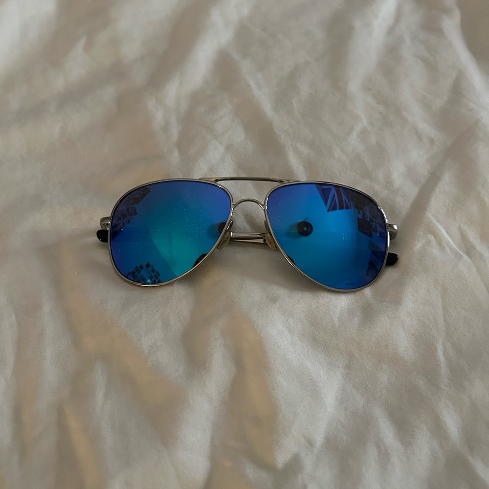 BLUE TINTED OAKLEY SUNGLASSES IN BLACK CASE